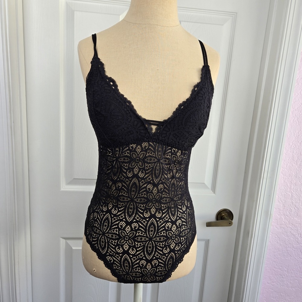 Gilly Hicks Black Lace Bodysuit Size M Bodycon Lightly Padded‎ Snap Crotch
